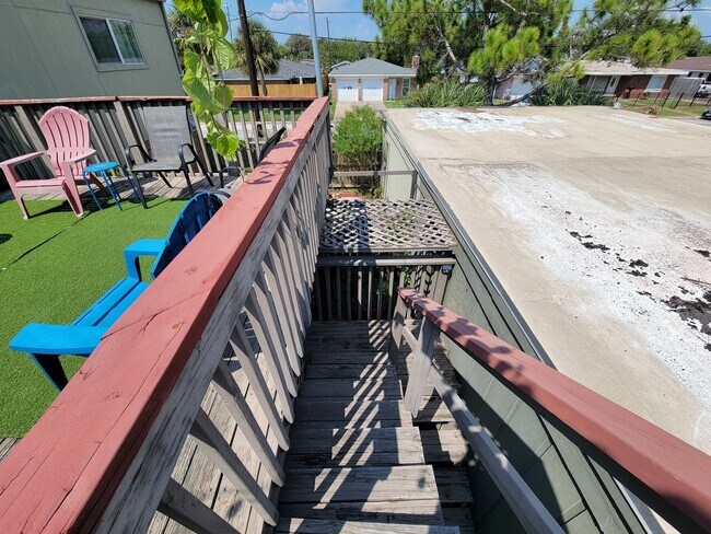 Building Photo - Two bedrooms two 1/2 bath townhome on Galv...