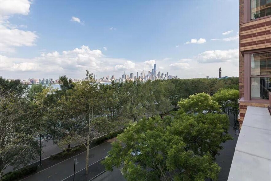 Building Photo - 330 River St