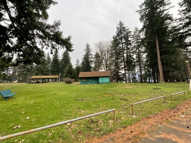 Building Photo - Beautiful 3 Bedroom 2 Bath Home at Lawrence Lake!