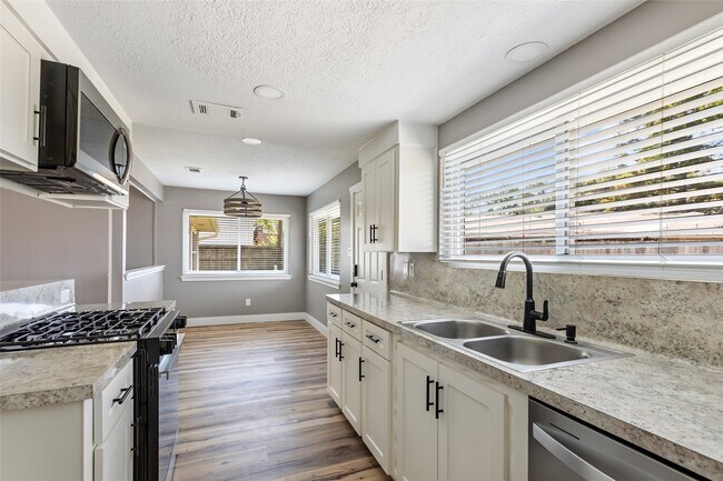 Building Photo - 24615 Shellbrook Dr