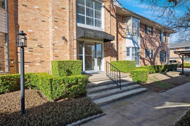 Primary Photo - 6037 Sandhurst Ln