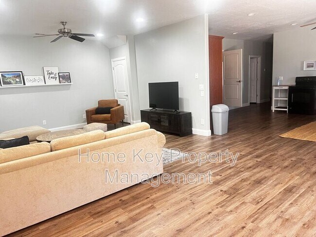 Building Photo - 1593 E Scenic Sunrise Dr