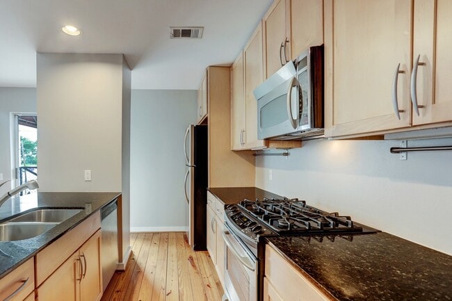 Building Photo - 835 Saulnier St