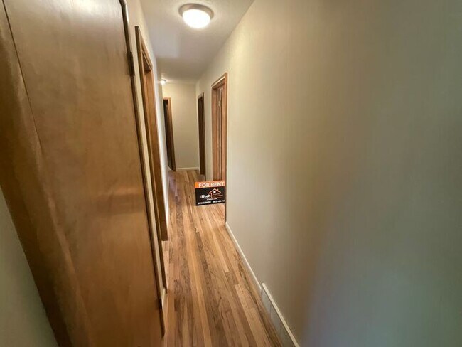 Building Photo - 4 bdrm 3 bth plus a Den/office Home 2 Car ...