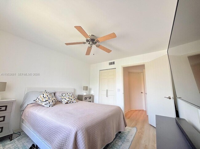 Building Photo - 460 S Park Rd