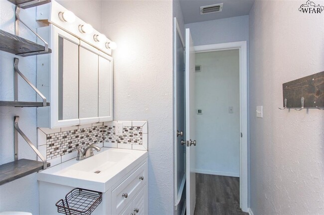 Building Photo - 5238 Kingston Dr