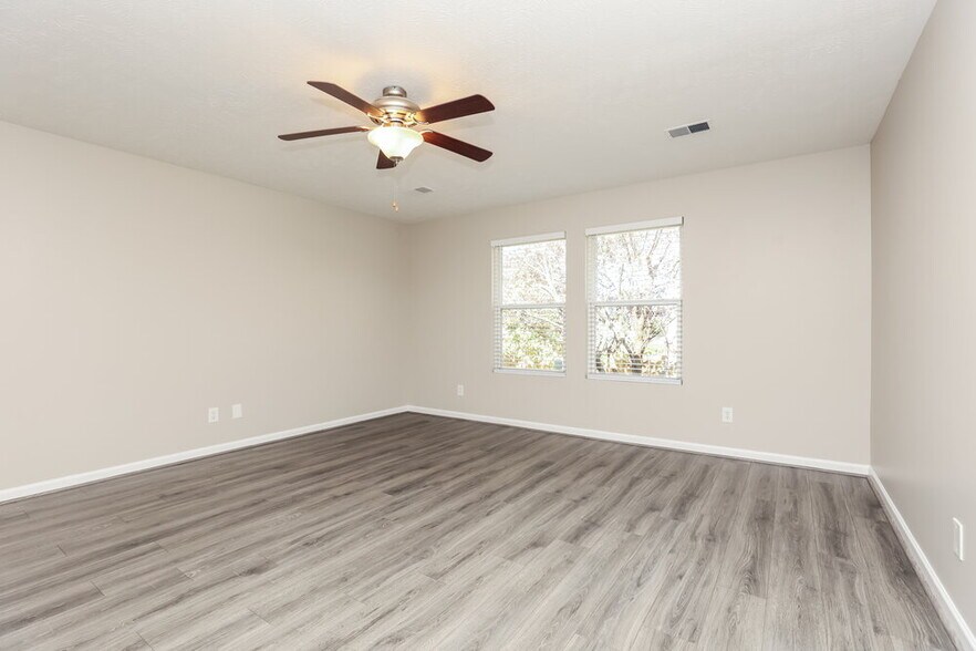 Building Photo - 2867 Park Knoll Dr