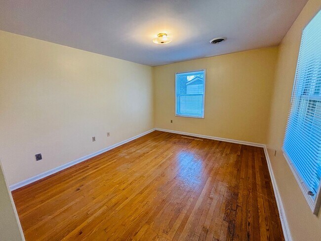 Building Photo - 405 Stonegate Dr