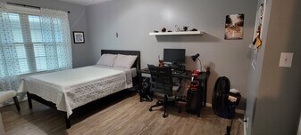 Building Photo - 1903 Hidden Way