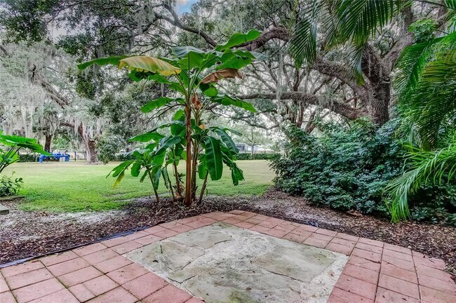 Building Photo - 1138 Hillhurst Dr