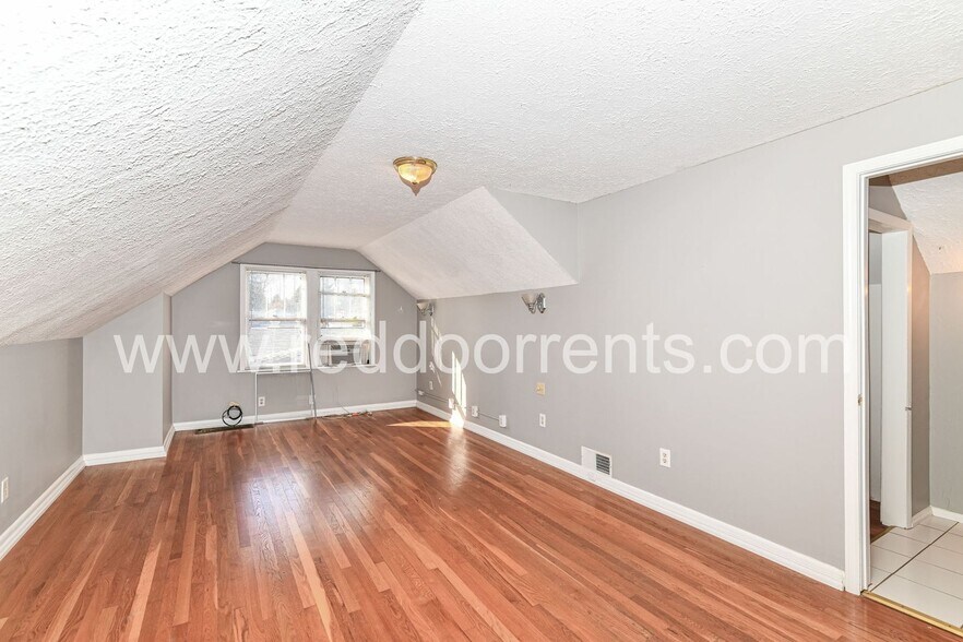 Building Photo - 125 E 49th St