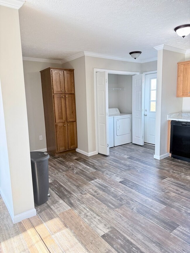 Building Photo - Beautiful 2 Bed, 1 Bath Apartment in Leicester Available now!