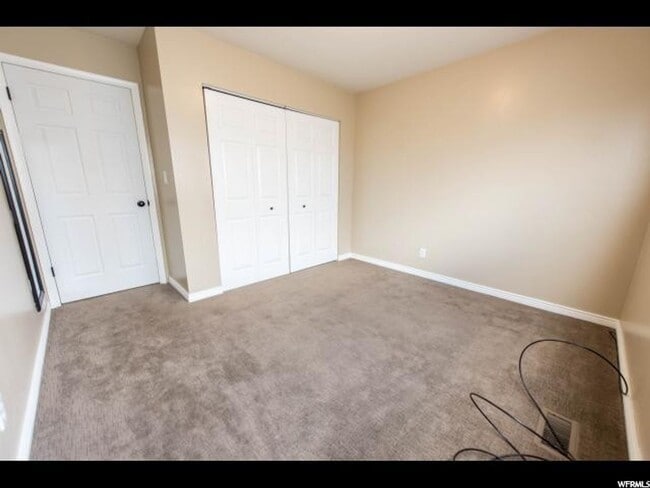 Building Photo - 3 Bedroom 1.5 Bath Magna Condo. Pets Welcome
