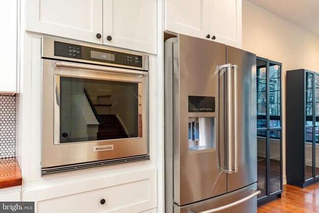 Building Photo - 412 Sepviva St