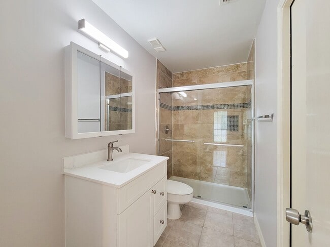 Building Photo - Medical Center Living at Its Best – Poolsi...