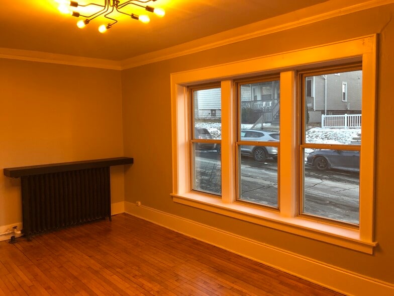 Building Photo - 318 E Deer Pl