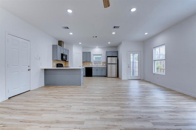 Building Photo - 8203 Woodlyn Rd