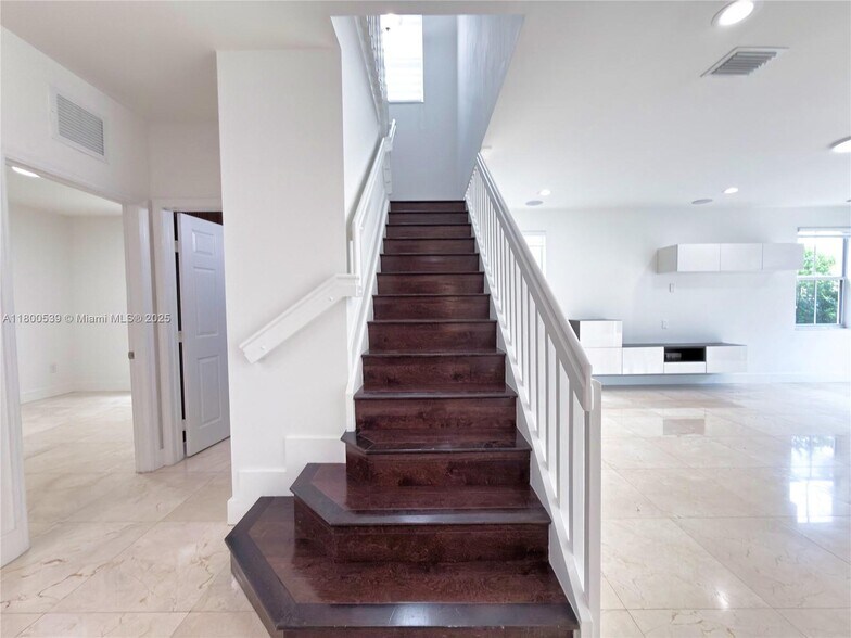 Building Photo - 10423 NW 70th Ln