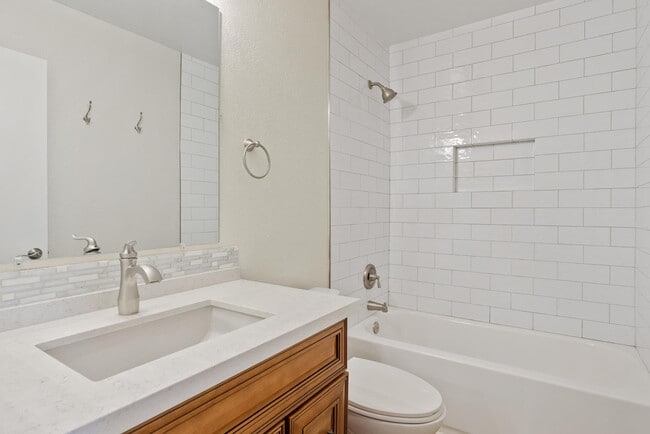 Building Photo - 2232 W Lindner Ave