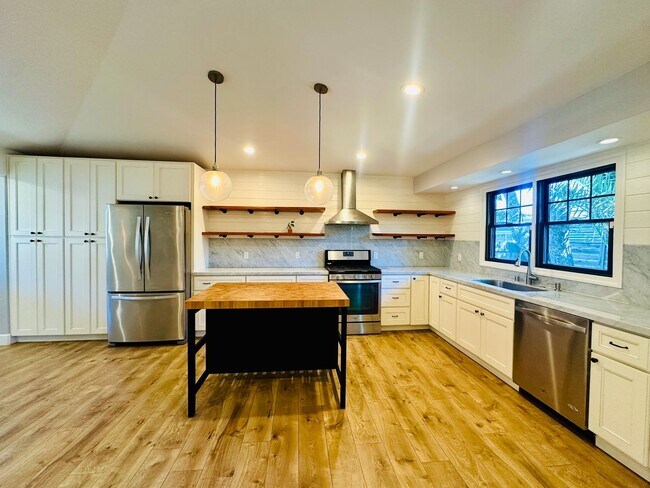Building Photo - Beautiful Remodeled 2bd Home w/Laundry, Pr...