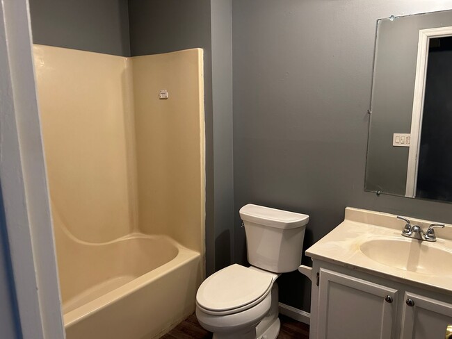 Building Photo - 3 bedroom, 2 bath home, with 2 car garage--For Rent. Near Camp Lejeune.