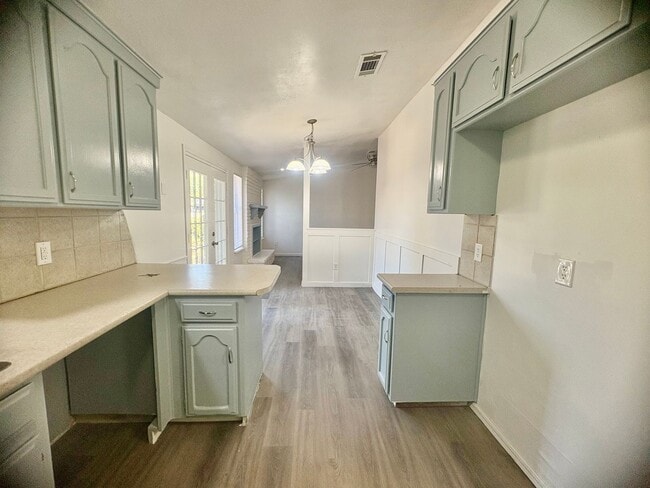 Building Photo - Three bedroom home in East Norman