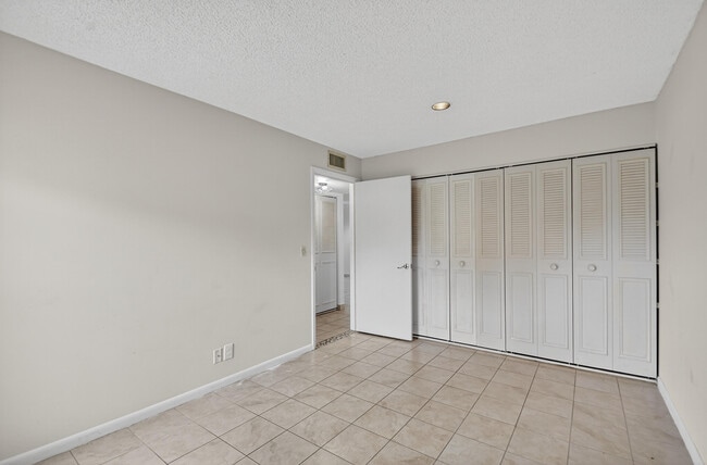Building Photo - 638 Marlboro Oval
