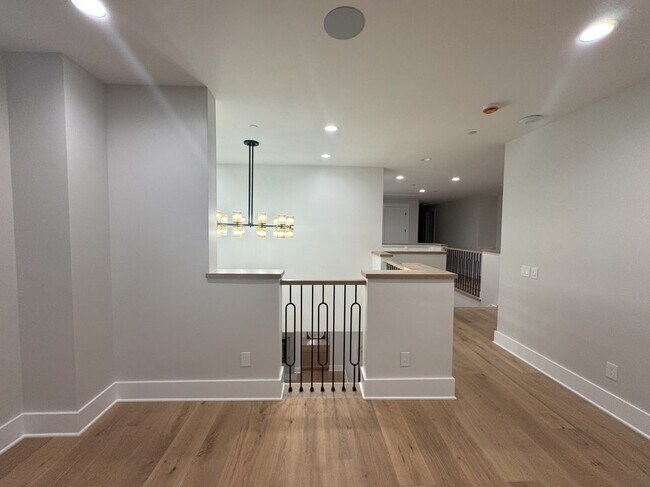 Building Photo - 3312 Kenilworth Dr