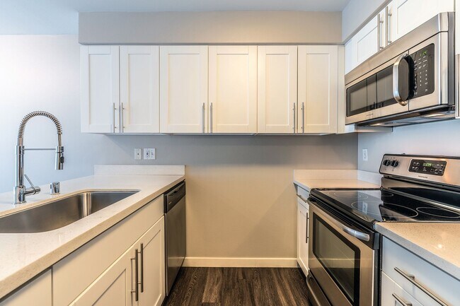 Building Photo - 1800 Eastlake Apts (Scenic)