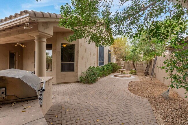 Building Photo - "Discover Your Dream Oasis: Spacious 4-Bedroom Retreat in Scottsdale's Paradise Drive!"