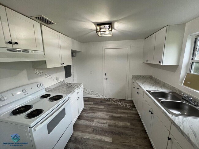 Building Photo - Lovely 3 Bedroom 1 Bathroom now available ...
