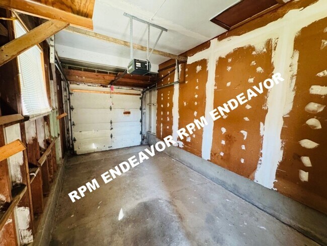 Building Photo - 3 Bed 1.5 Bath. Move in Ready! Deposit Fre...
