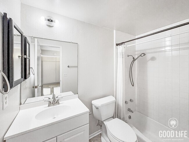 Building Photo - Beautiful 2B/2.5BA Townhome w/ Attached Ga...