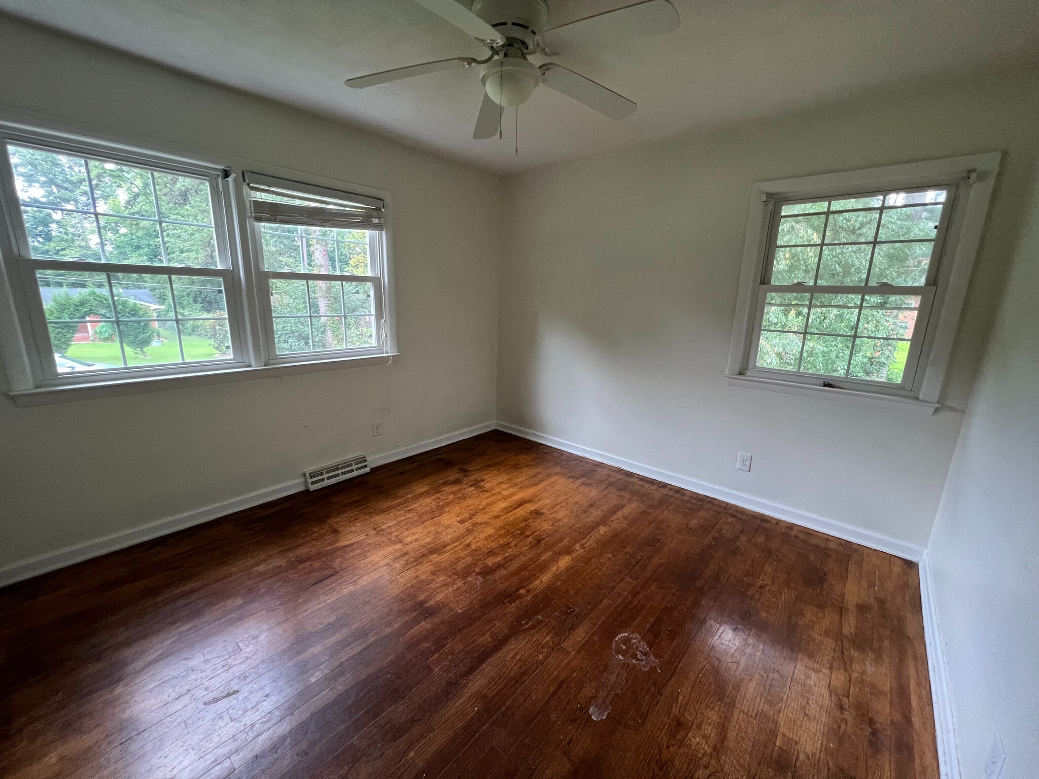 Building Photo - Room in House on Pinedale Dr