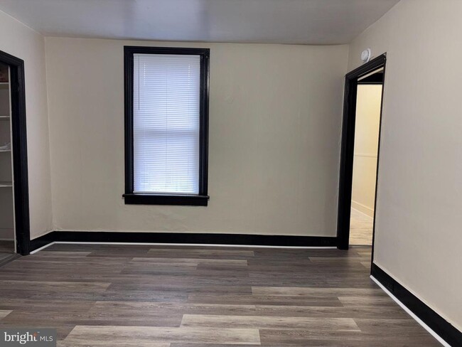 Building Photo - 121 E Washington St