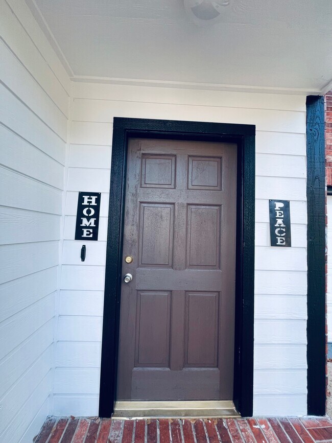 Building Photo - 2206 Laurel Oak Dr