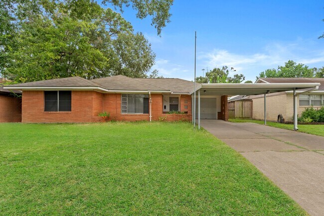 Primary Photo - Spacious 3-Bed Gem with Covered Patio + Ea...