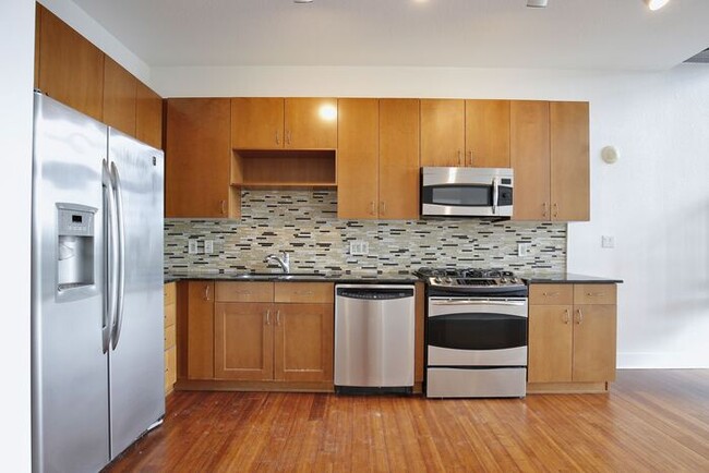 Building Photo - Beautiful 1/1.5 Modern Condo in the Highly...