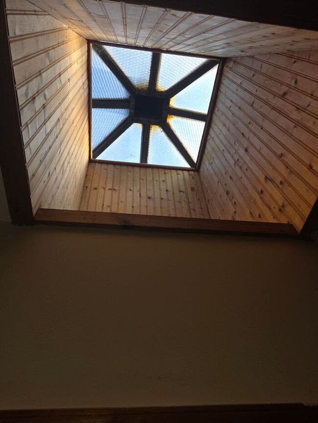 Building Photo - 5BR/1.5BA Row Home with Backyard and Laundry Hookups