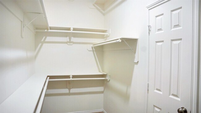 Building Photo - 3915 Summerfield Dr