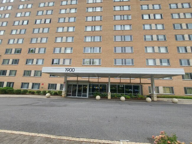 Building Photo - Spacious 1br/1bth Condo minutes from Downtown Silver Spring! GARAGE PARKING INCLUDED!!!