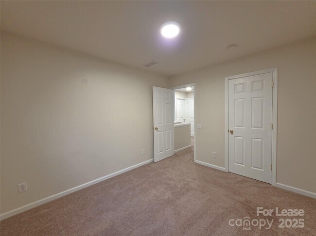 Building Photo - 3000 Old Ironside Dr