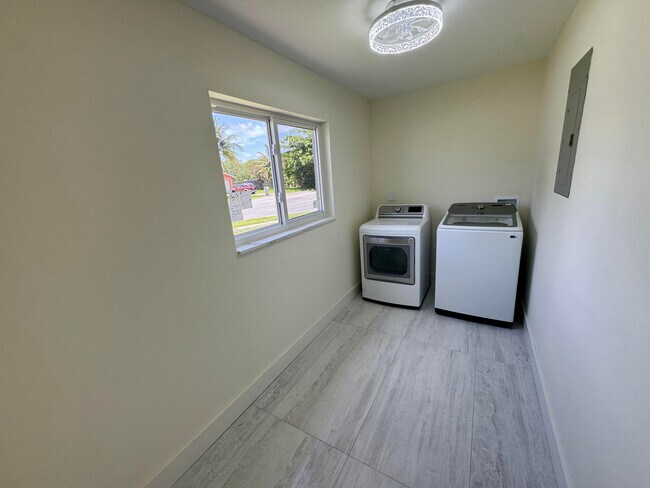 Building Photo - 401 SE 34th Ave