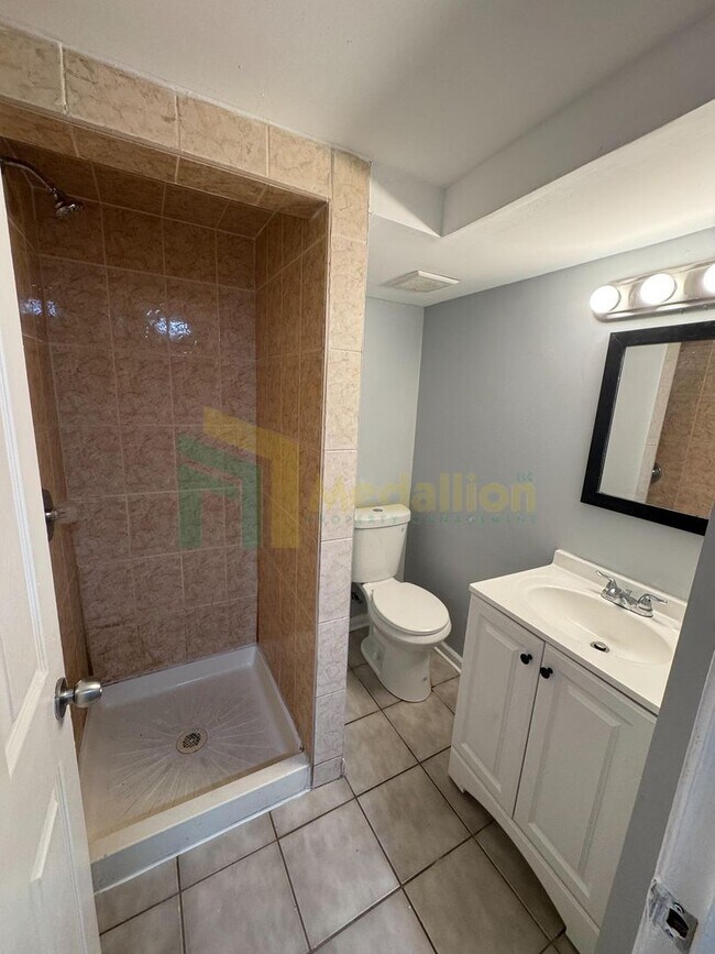 Building Photo - Stylish 4BR/2BA Home with Modern Updates & Finished Basement ( Near 124TH & LaSalle)