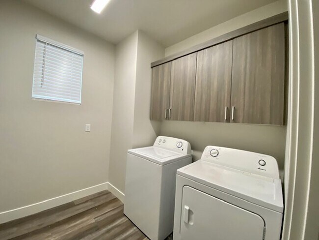 Building Photo - 438 N Stone Mountain Dr