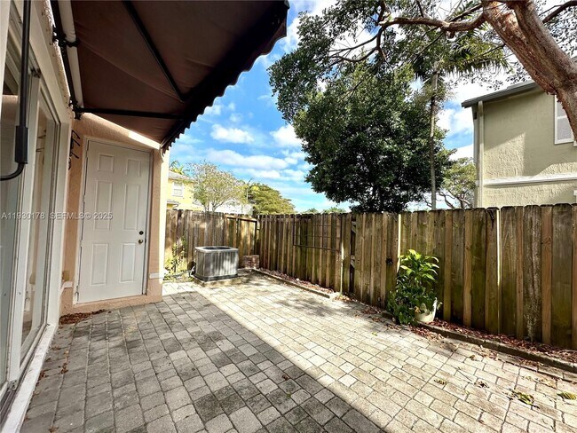 Building Photo - 2933 SE 2nd Dr