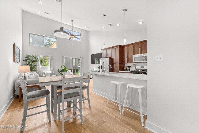 Building Photo - 212 Highland Oaks Ln