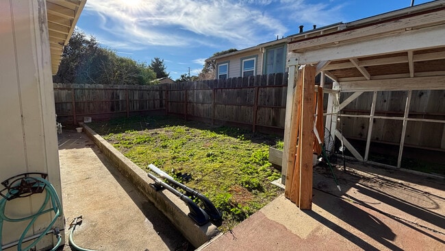 Building Photo - 562 Van Buren St