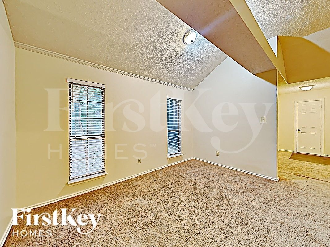 Building Photo - 811 W Lynn Creek Dr