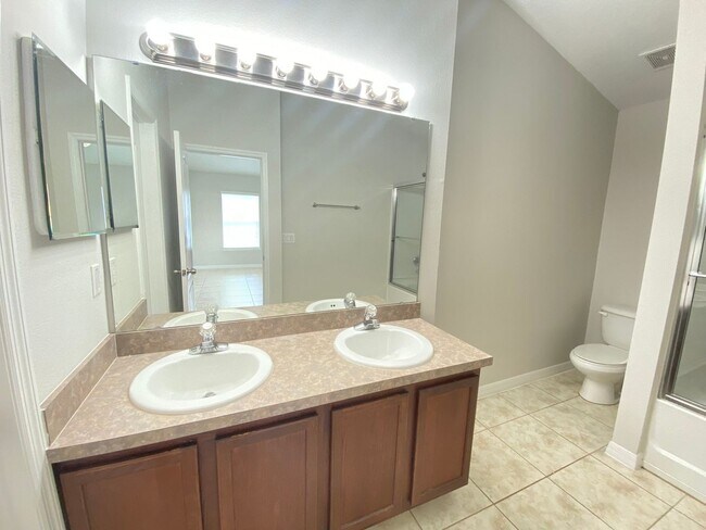 Building Photo - Gated Community!  Carter Glen Community 3/...